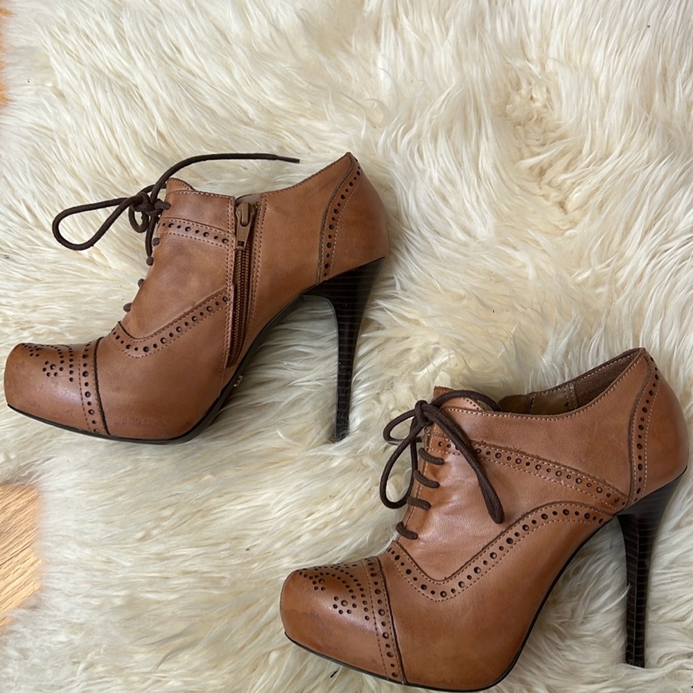Pre-loved tan lace-up oxford heels with front platform